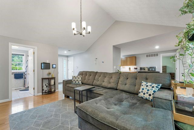 4 Glasgow Circle, Hudson, NH 03051