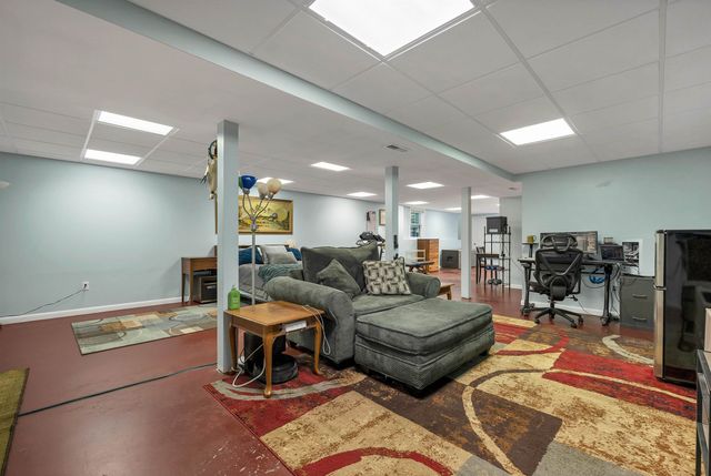 4 Glasgow Circle, Hudson, NH 03051