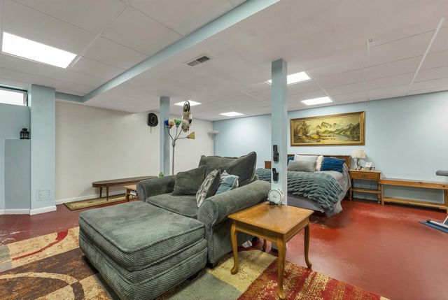 4 Glasgow Circle, Hudson, NH 03051