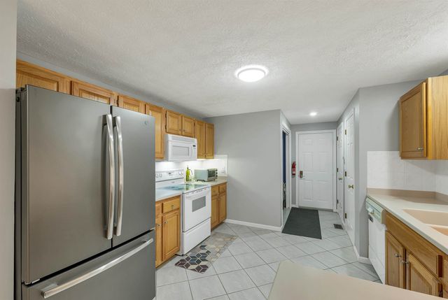 4 Glasgow Circle, Hudson, NH 03051