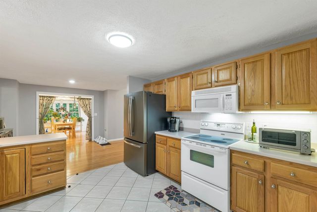 4 Glasgow Circle, Hudson, NH 03051