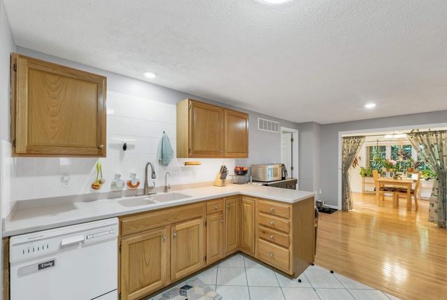 4 Glasgow Circle, Hudson, NH 03051