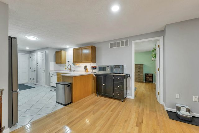 4 Glasgow Circle, Hudson, NH 03051