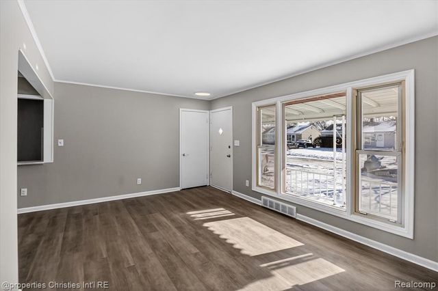 33532 Leona Street, Garden City, MI 48135