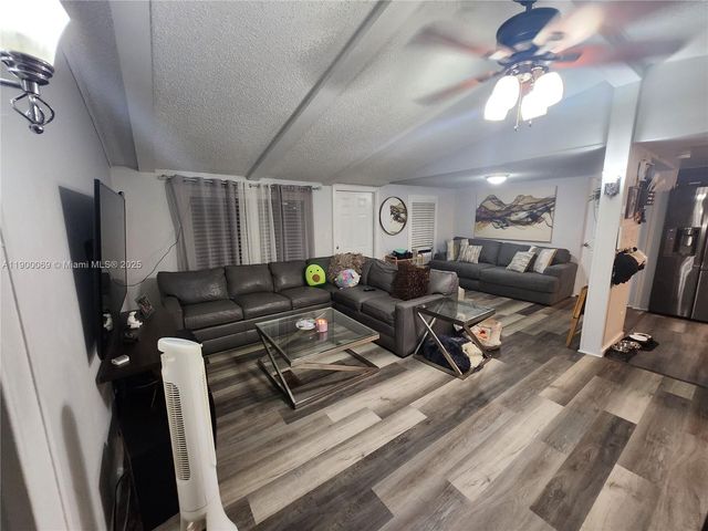 21640 NW 3rd St, Pembroke Pines, FL 33029