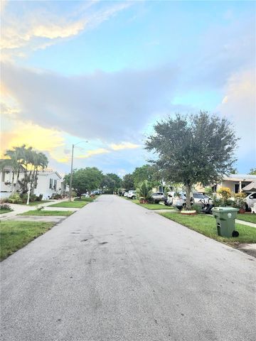 21640 NW 3rd St, Pembroke Pines, FL 33029