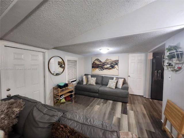 21640 NW 3rd St, Pembroke Pines, FL 33029