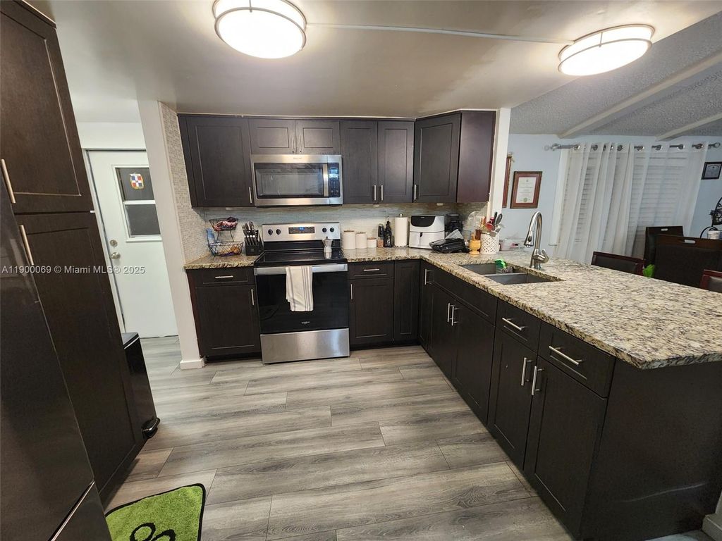 21640 NW 3rd St, Pembroke Pines, FL 33029