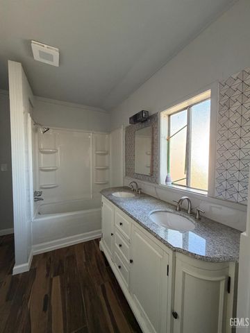 2521 P Street, Bakersfield, CA 93301