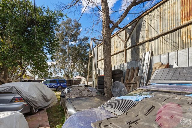 2521 P Street, Bakersfield, CA 93301