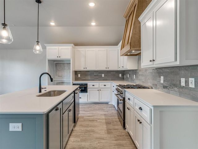 12513 Dolche Vita Drive, Yukon, OK 73099