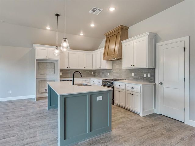 12513 Dolche Vita Drive, Yukon, OK 73099