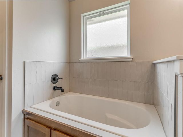 12513 Dolche Vita Drive, Yukon, OK 73099