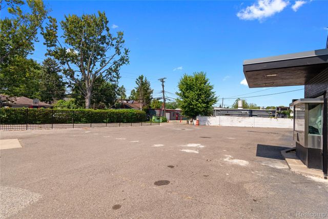 18901 Kelly Road, Detroit, MI 48224
