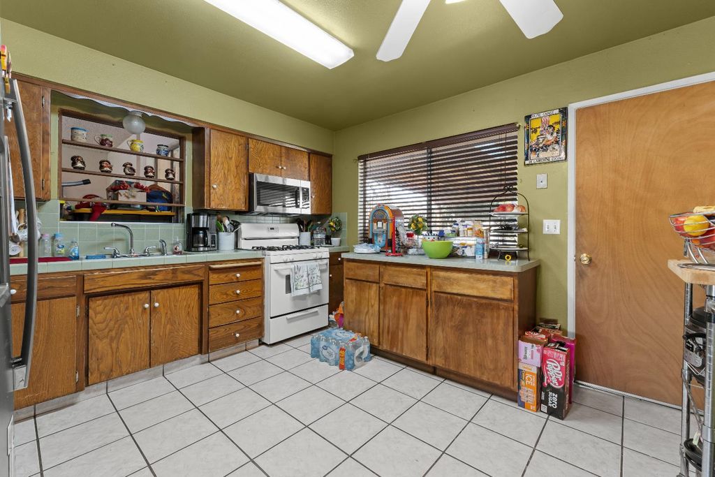 Image 10 of property listing at 28577 Avenue 14, Madera, CA 93638