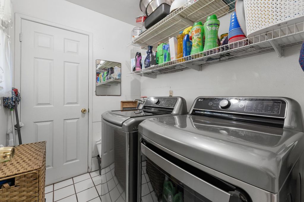 Image 11 of property listing at 28577 Avenue 14, Madera, CA 93638