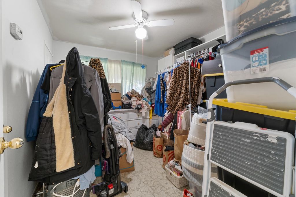 Image 12 of property listing at 28577 Avenue 14, Madera, CA 93638