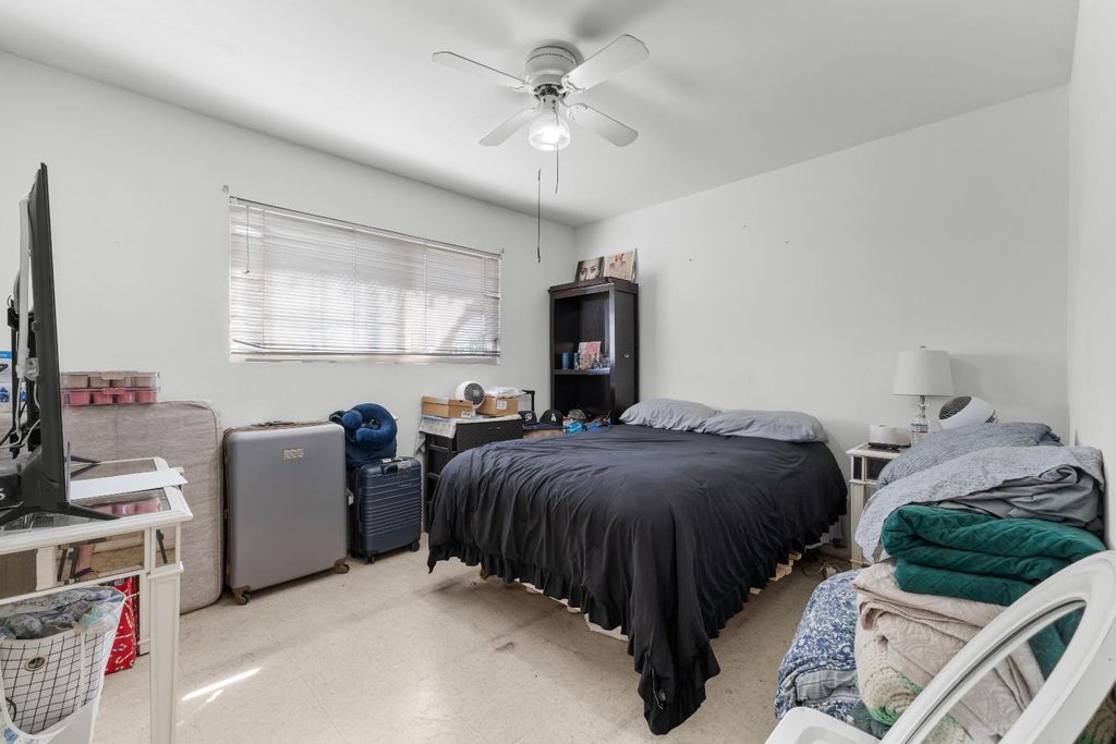 Image 13 of property listing at 28577 Avenue 14, Madera, CA 93638