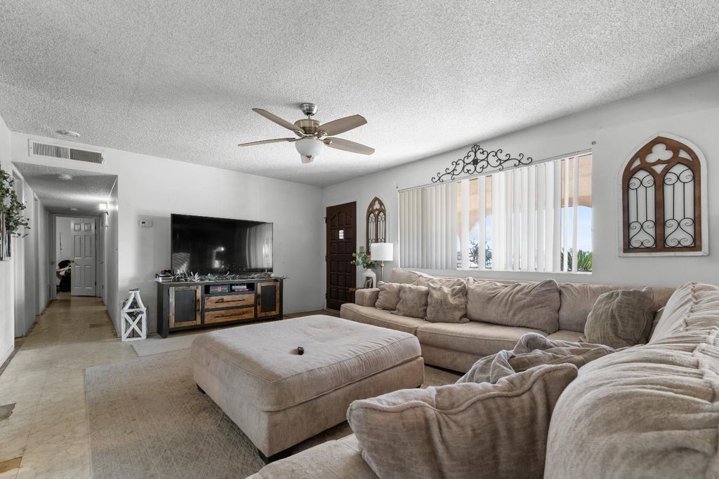 Image 17 of property listing at 28577 Avenue 14, Madera, CA 93638