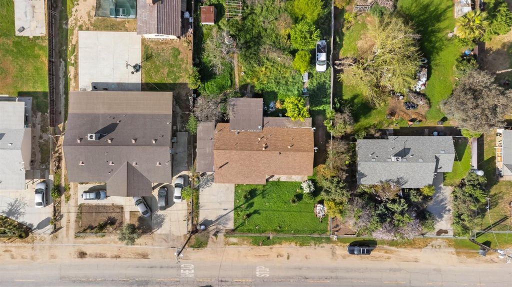 Image 2 of property listing at 28577 Avenue 14, Madera, CA 93638