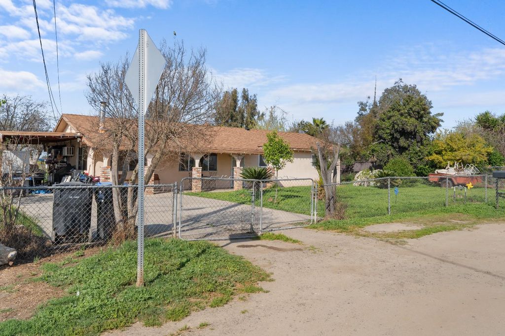 Image 20 of property listing at 28577 Avenue 14, Madera, CA 93638