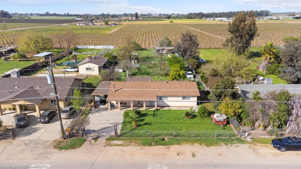 Image 4 of property listing at 28577 Avenue 14, Madera, CA 93638