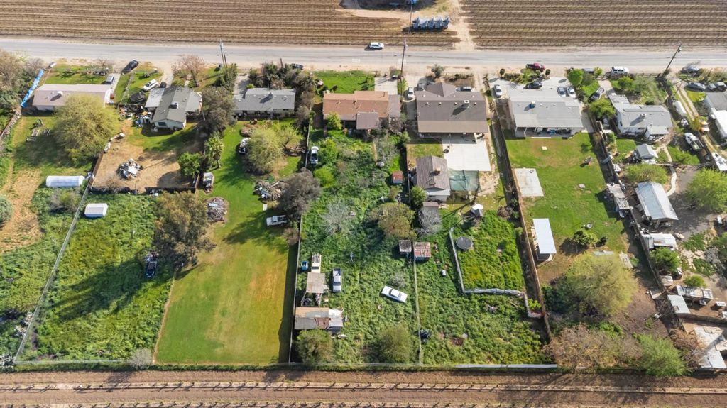 Image 6 of property listing at 28577 Avenue 14, Madera, CA 93638