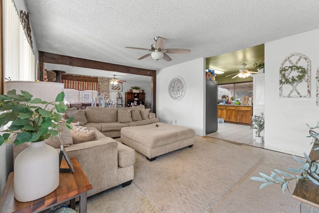 Image 7 of property listing at 28577 Avenue 14, Madera, CA 93638