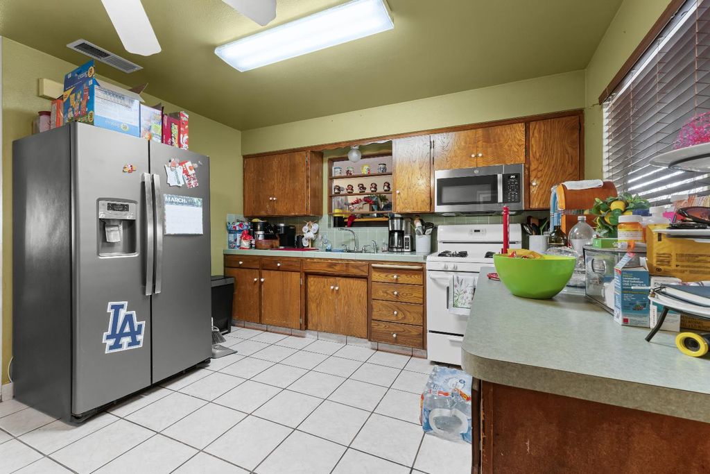 Image 9 of property listing at 28577 Avenue 14, Madera, CA 93638