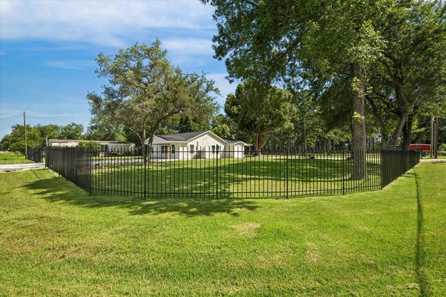 1190 County Road 146, Alvin, TX 77511