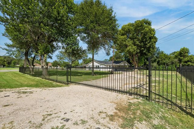 1190 County Road 146, Alvin, TX 77511