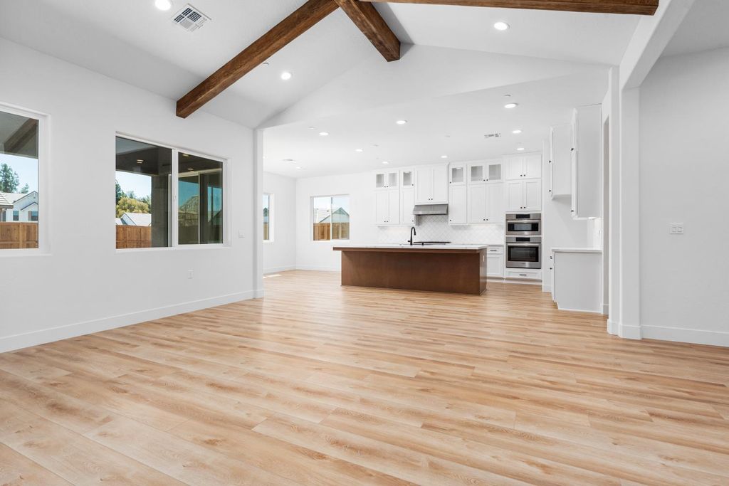 1385 N Purdue Avenue, Clovis, CA 93619