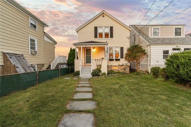 45 Cedar Avenue, Portsmouth, RI 02871