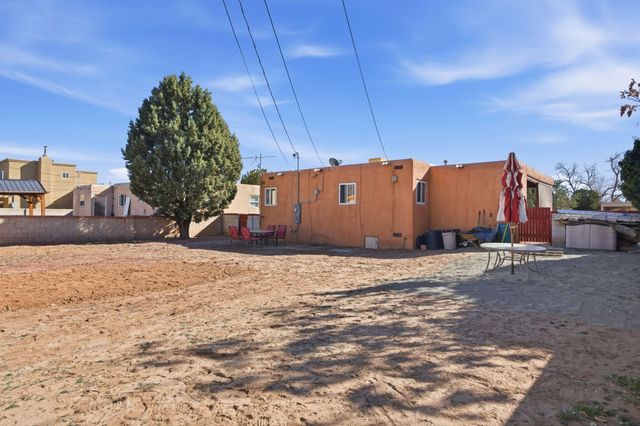 2221 Milton Court NW, Albuquerque, NM 87104