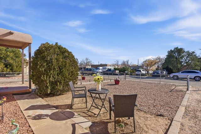 2221 Milton Court NW, Albuquerque, NM 87104