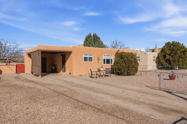 2221 Milton Court NW, Albuquerque, NM 87104