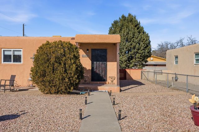 2221 Milton Court NW, Albuquerque, NM 87104