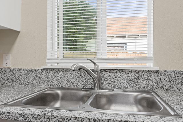 4437 E Thomas Avenue, Fresno, CA 93702