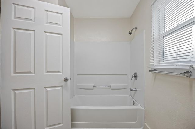 4437 E Thomas Avenue, Fresno, CA 93702