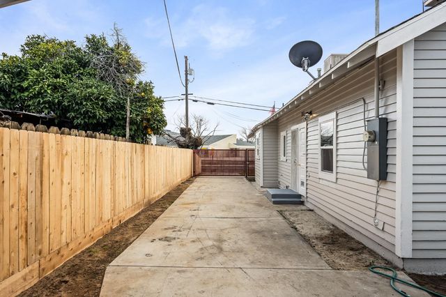 4437 E Thomas Avenue, Fresno, CA 93702