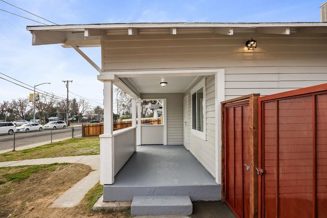 4437 E Thomas Avenue, Fresno, CA 93702