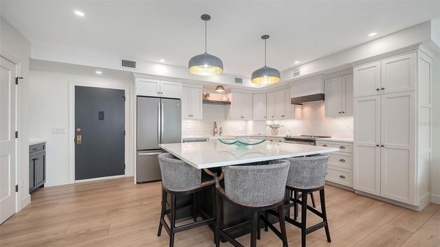 1102 BENJAMIN FRANKLIN DRIVE 810, Sarasota, FL 34236
