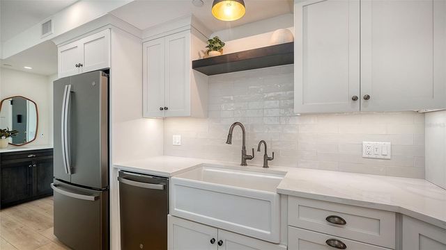 1102 BENJAMIN FRANKLIN DRIVE 810, Sarasota, FL 34236