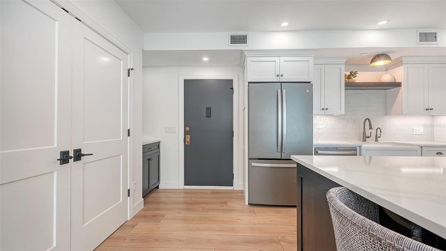 1102 BENJAMIN FRANKLIN DRIVE 810, Sarasota, FL 34236