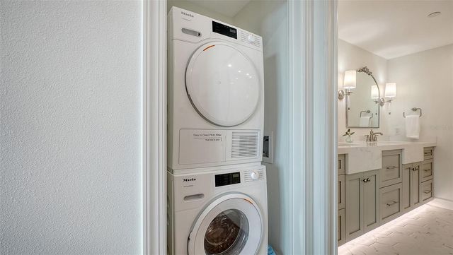 1102 BENJAMIN FRANKLIN DRIVE 810, Sarasota, FL 34236