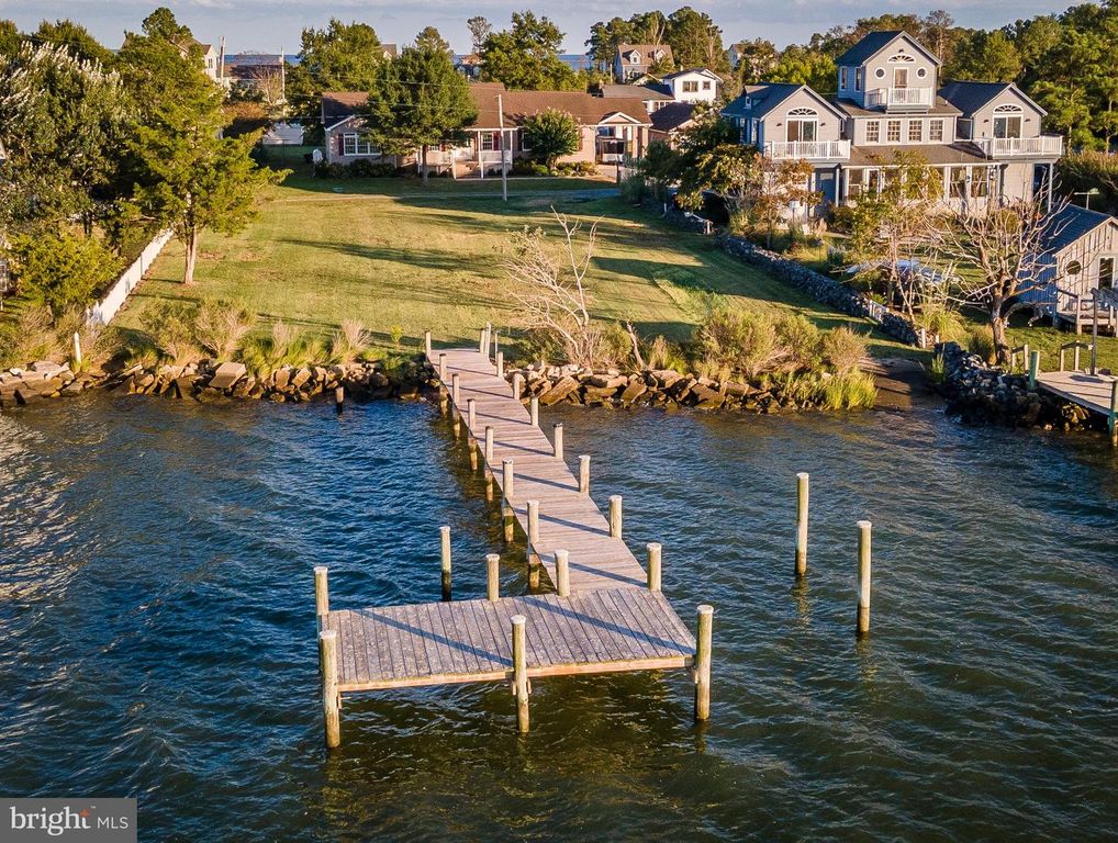 Image 5 of property listing at 16460 SAYRE POINT LN, Piney Point, MD 20674