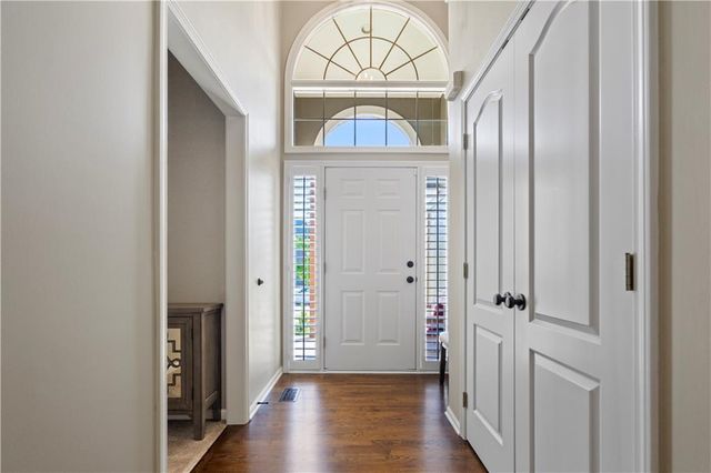 12182 S PRAIRIE CREEK Parkway, Olathe, KS 66061