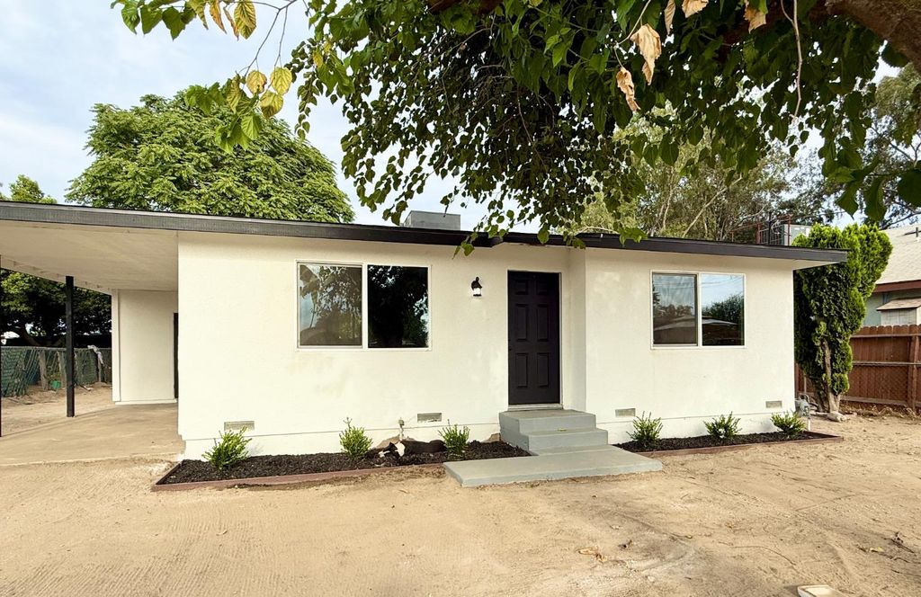Image 2 of property listing at 9762 S Shaft Avenue, Selma, CA 93662