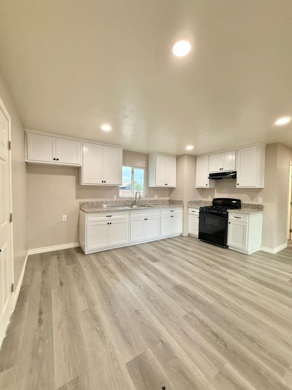 Image 6 of property listing at 9762 S Shaft Avenue, Selma, CA 93662
