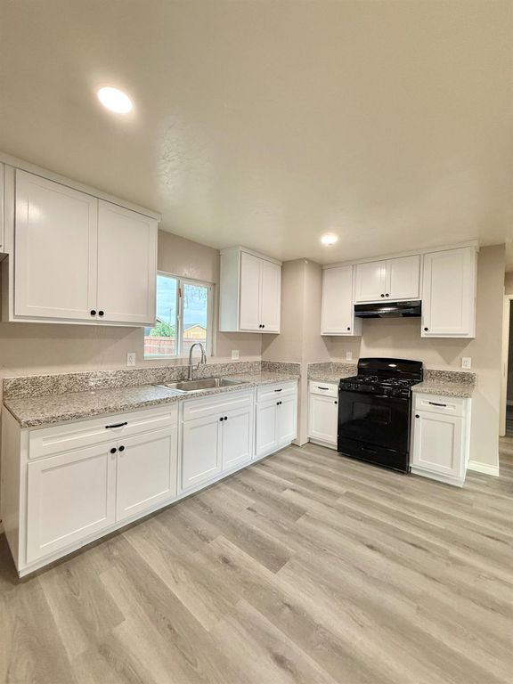 Image 7 of property listing at 9762 S Shaft Avenue, Selma, CA 93662